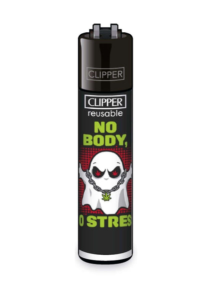 Schwarzes clipper feuerzeug mit weißem geist rotaugen und kettenhalskette vor rotem kariertem hintergrund gothic horror
