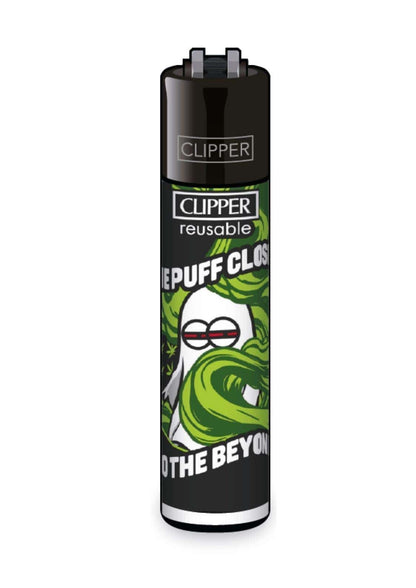 Schwarzes clipper feuerzeug mit grün-weißem cartoon-gespenst und cannabisblättern für gothic horror und dark fashion