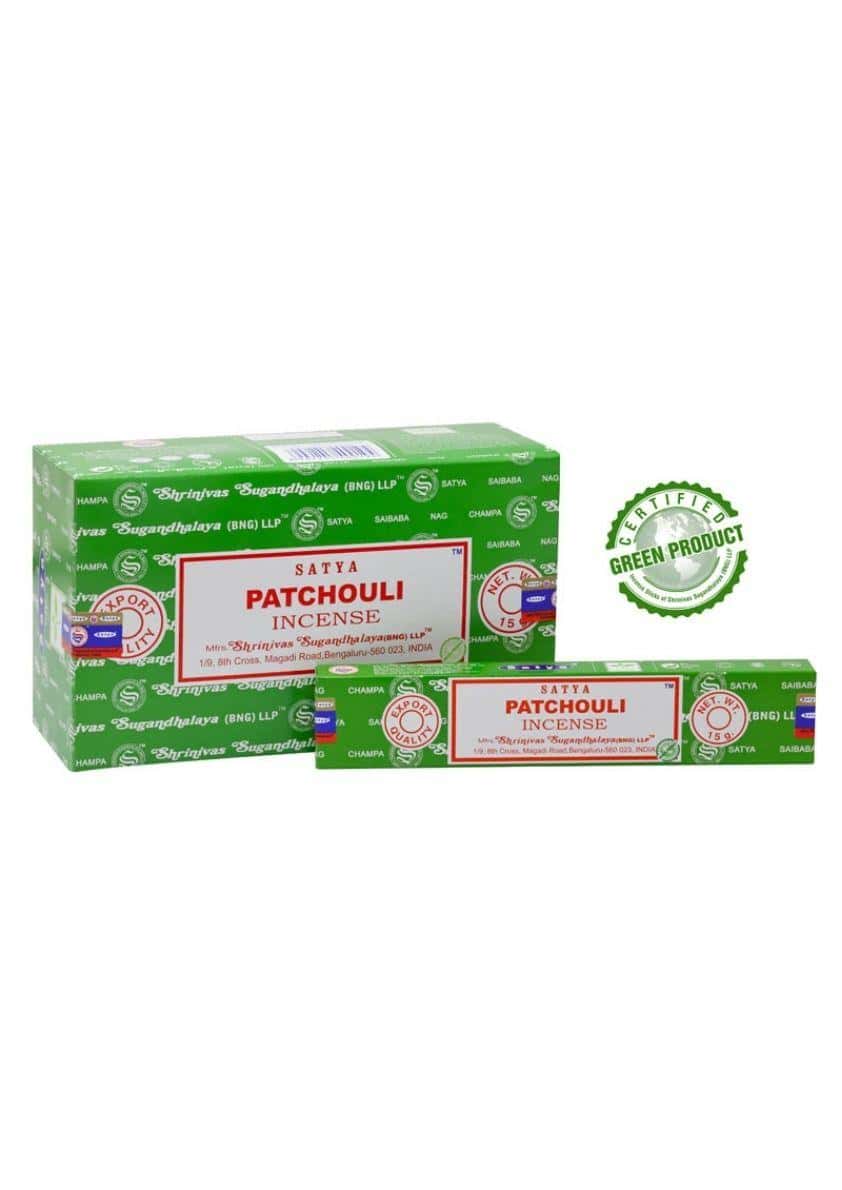 Grüne kartonverpackung von satya patchouli räucherstäbchen mit roter und weißer beschriftung für gothic und dark fashion fans