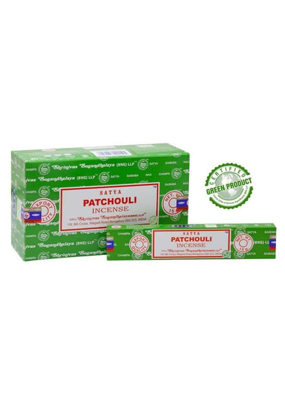 Grüne kartonverpackung von satya patchouli räucherstäbchen mit roter und weißer beschriftung für gothic und dark fashion fans