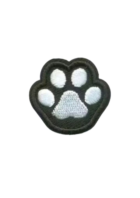 Schwarz-weißer Pfotenabdruck-Patch mit gestickten Details.