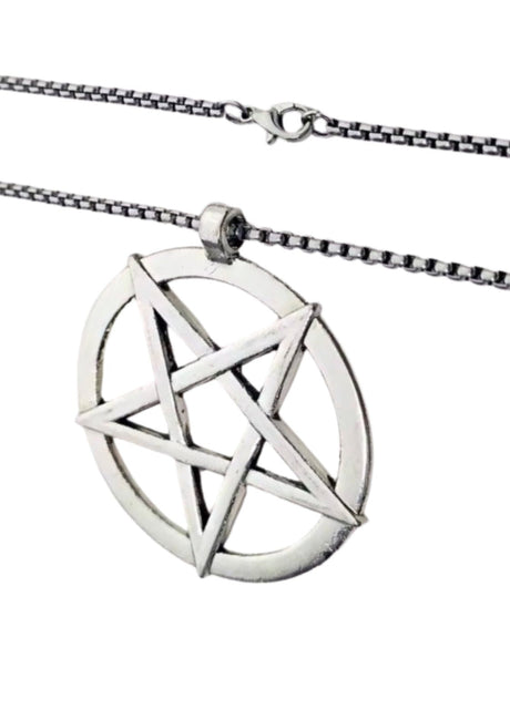 Silberner Pentagramm-Anhänger an einer Kette
