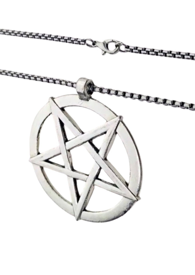 Silberner Pentagramm-Anhänger an einer Kette