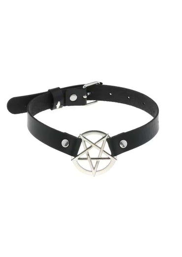 Schwarzer leder choker mit silbernem pentagramm anhänger auffälliger gothic choker für alternative outfits
