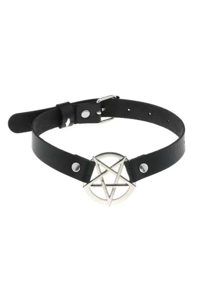 Schwarzer leder choker mit silbernem pentagramm anhänger auffälliger gothic choker für alternative outfits