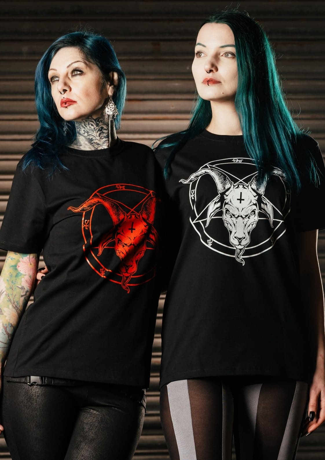 Schwarzes Gothic-Metal-T-Shirt mit rot-weißem Ziegenpentagramm-Design