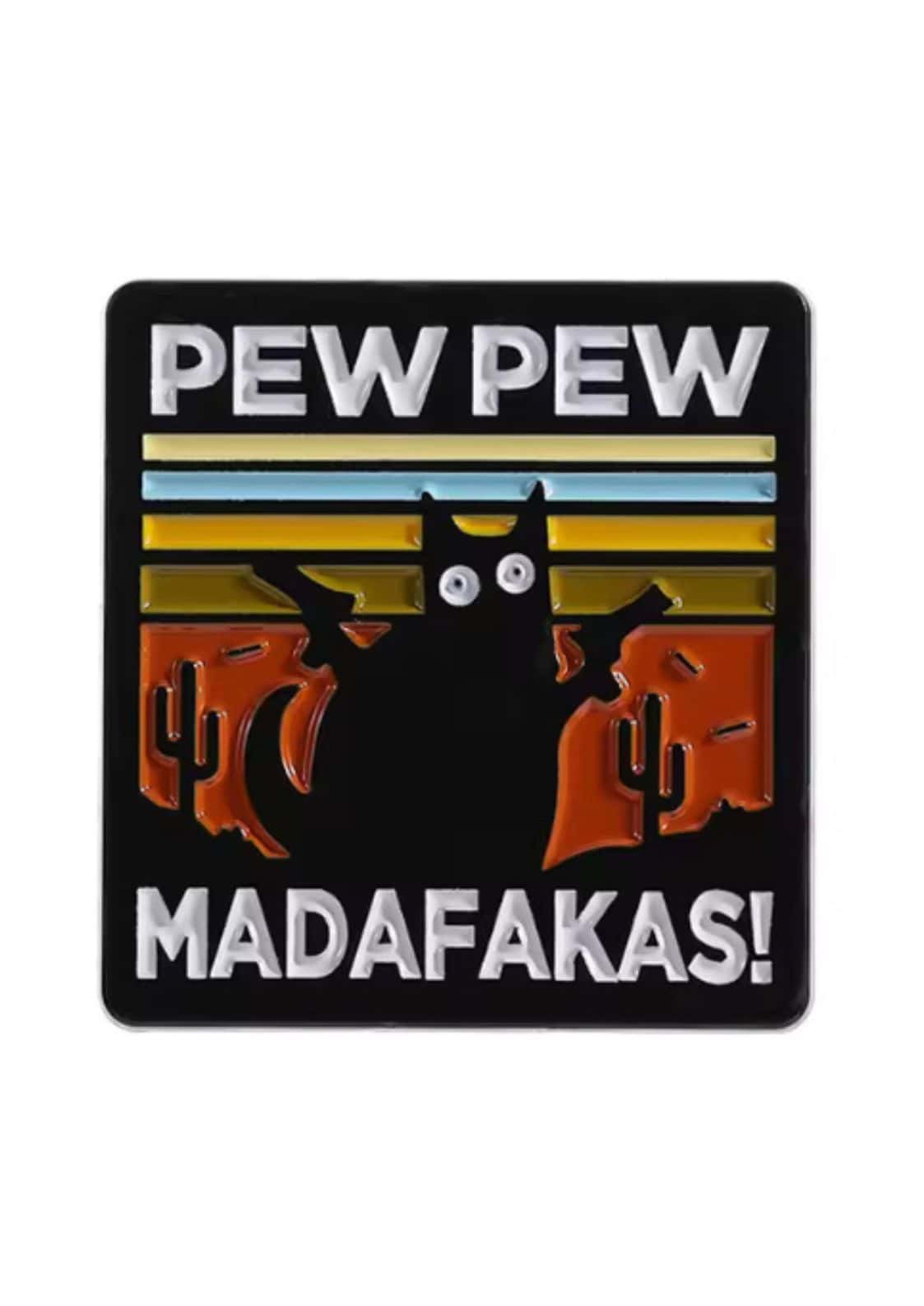 Schwarzer Katzen-Anstecker mit „pew pew madafakas!“ Text und Vintage-Sonnenuntergang-Design auf einem Metallhintergrund.