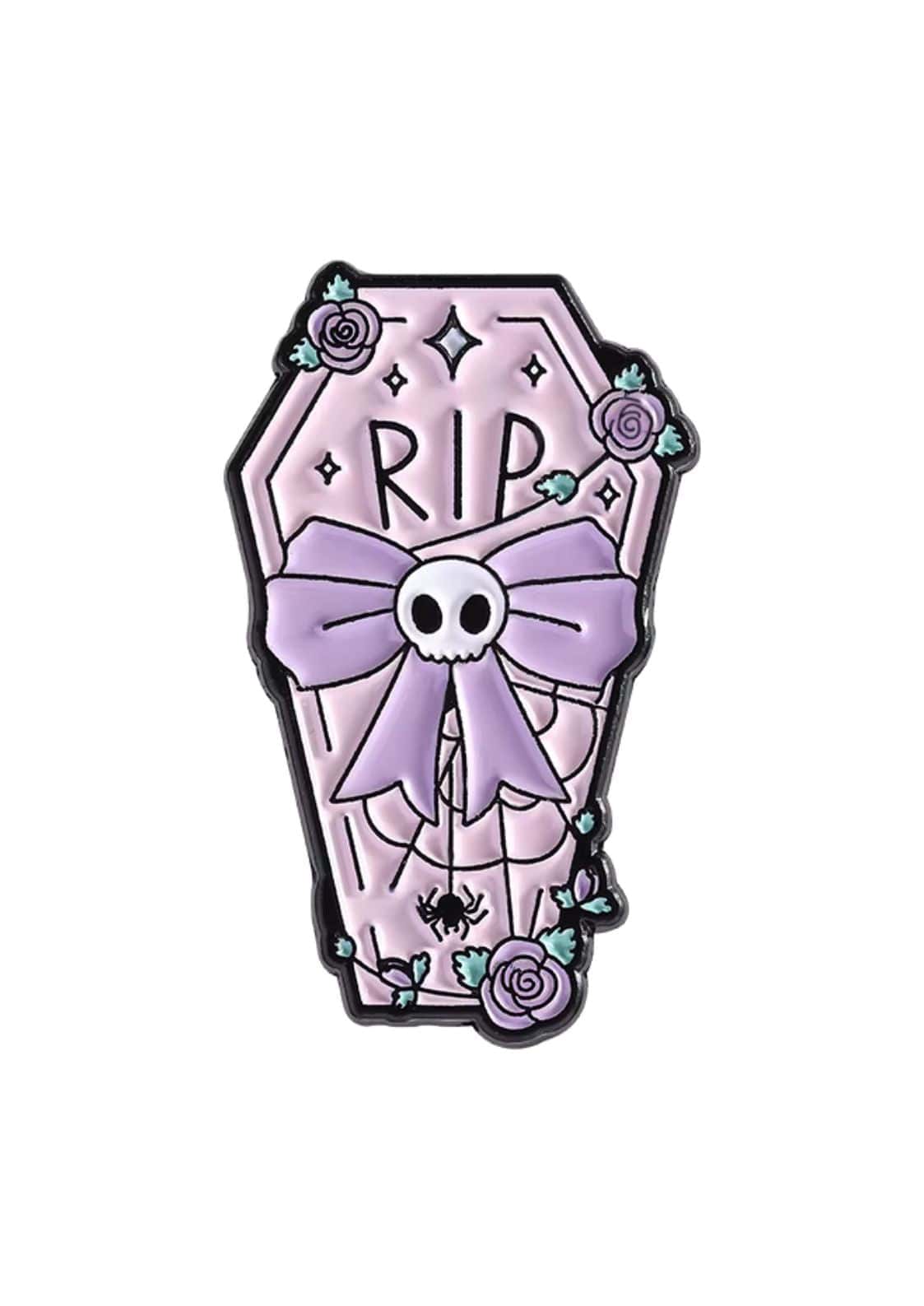 Ein lavendelfarbener, sargförmiger Email-Sticker, verziert mit einer Totenkopfschleife, Rosen und Spinnennetz-Details.