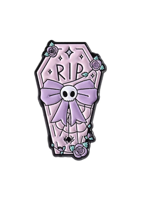 Ein lavendelfarbener, sargförmiger Email-Sticker, verziert mit einer Totenkopfschleife, Rosen und Spinnennetz-Details.