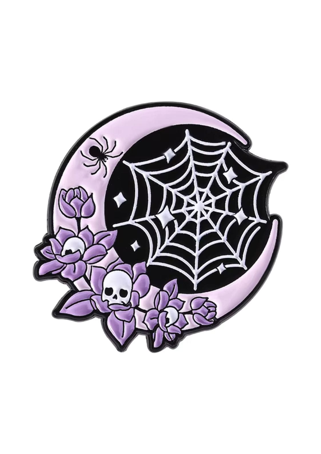 Ein Lavendel- und schwarzer Emaille-Anstecker mit einem Halbmond und einem Spinnennetz, Schädeln, die in lila Blumen nisten, und einer kleinen Spinne.