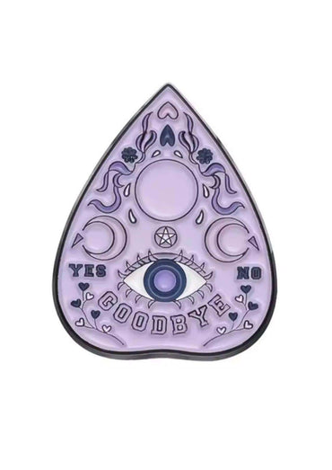 Lavendelfarbener ouija board enamel pin mit detailliertem design und schwarzen weißen symbolen perfekte ergänzung gothic pin
