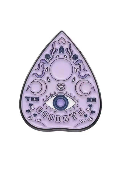 Lavendelfarbener ouija board enamel pin mit detailliertem design und schwarzen weißen symbolen perfekte ergänzung gothic pin