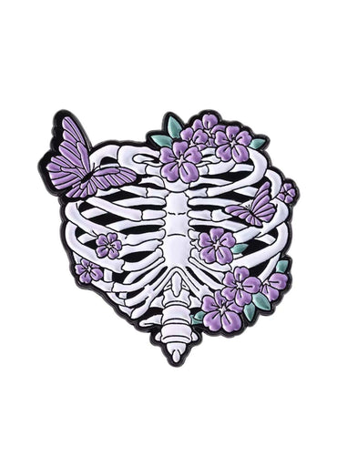 Pink skeleton pin mit purpurnem schmetterling und zarten rosa blüten in herzförmigem rippendesign aus emaille