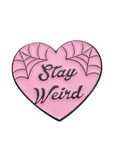 Rosa stay weird emaille pin in herzform mit schwarzer spinnenwebe und handschriftlichem schriftzug stay weird