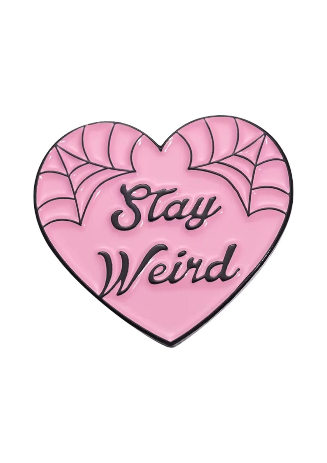 Rosa herzförmiger Email-Anstecker mit schwarzer Spinnennetz-Verzierung und dem Spruch ’stay weird’ in einer kursiven Schrift.