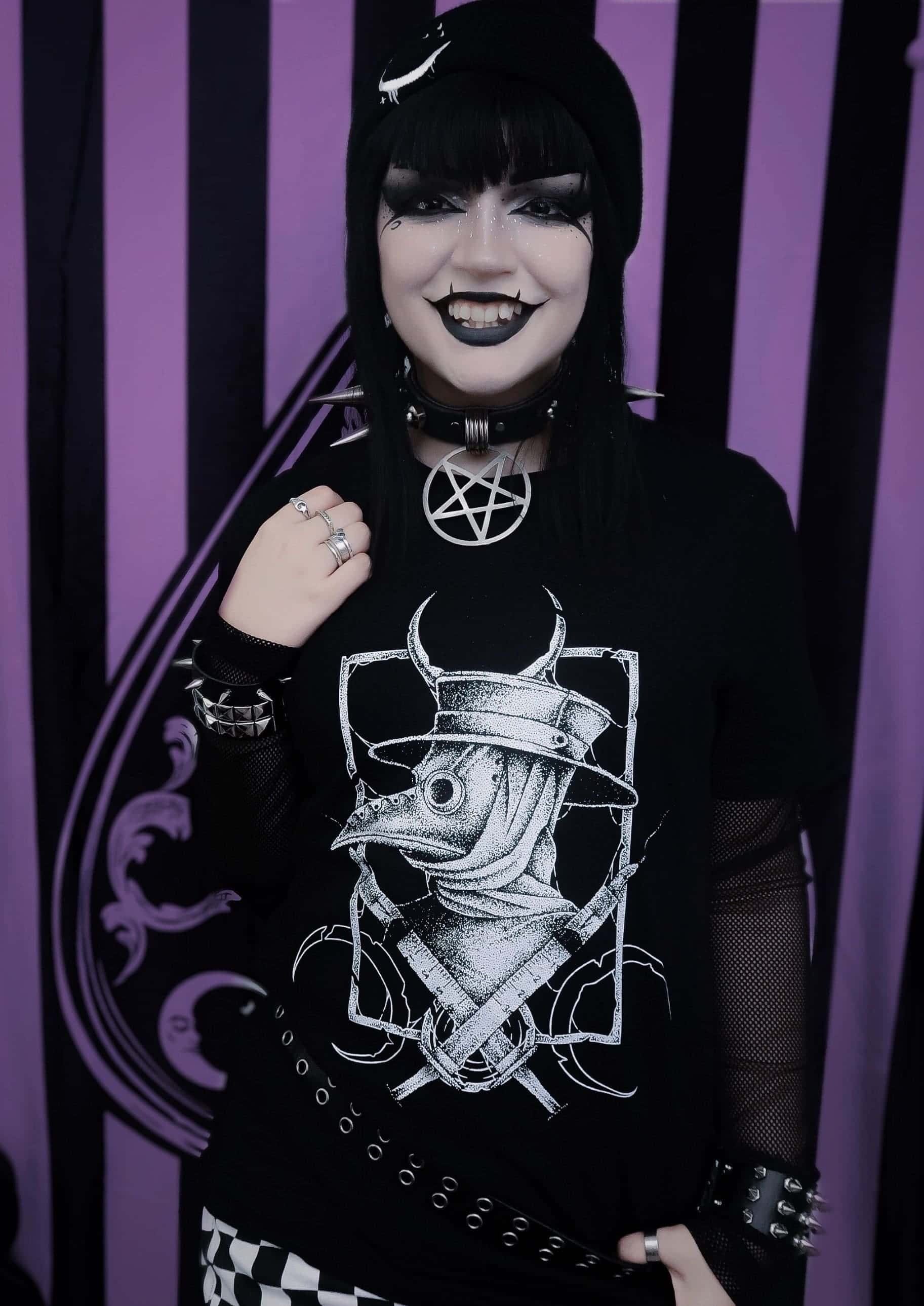 Schwarzes gothic langarmshirt mit weißem plague doctor grafik, meshärmel und genieteten manschetten von bitte horror
