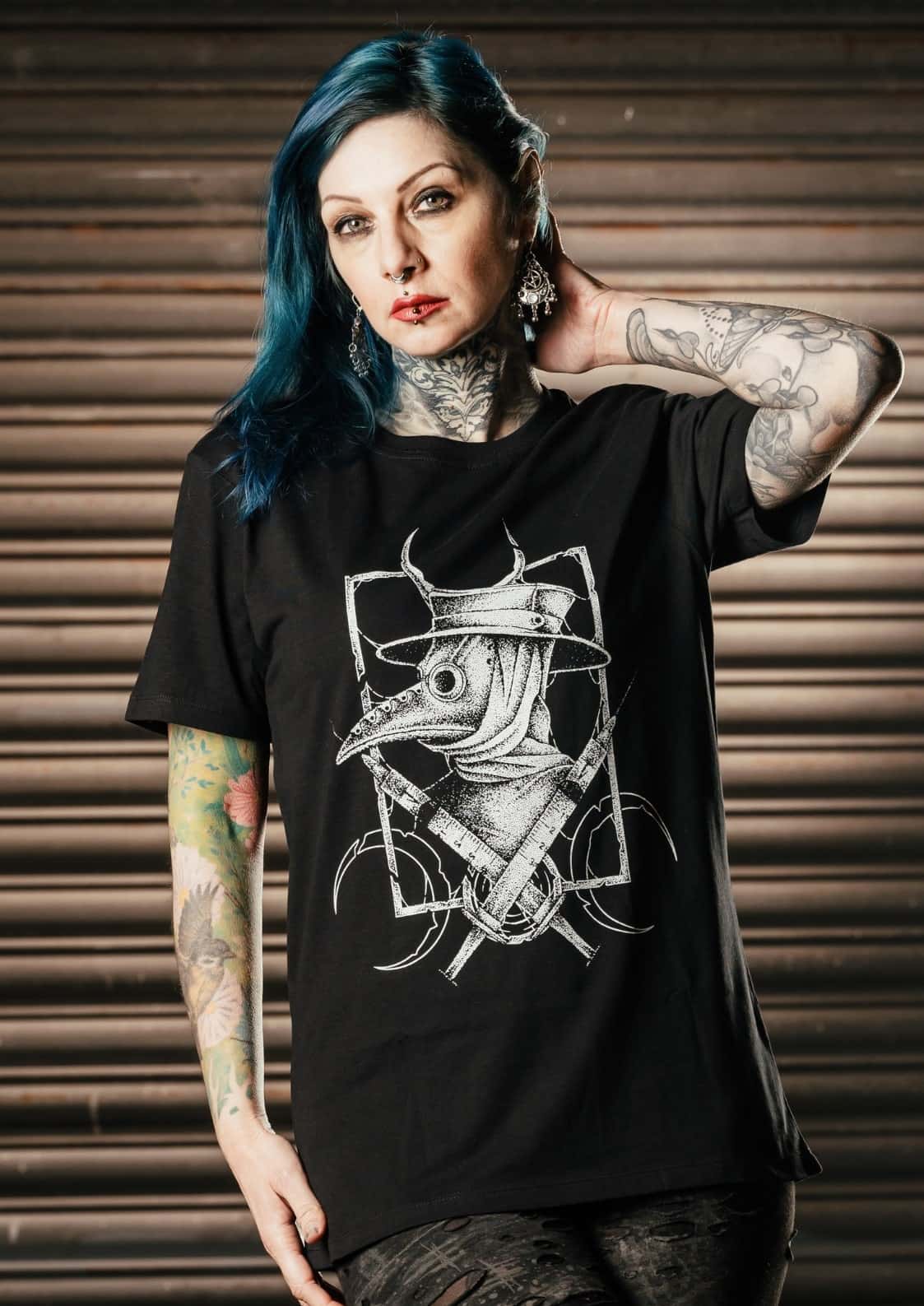 Schwarzes kurzarm bitte shirt mit weißem gothic horror lineart plague doctor maske und biohazard symbolen