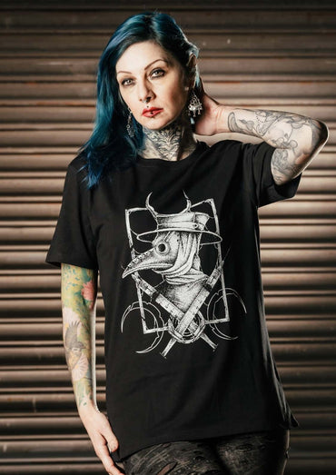 Schwarzes kurzarm bitte shirt mit weißem gothic horror lineart plague doctor maske und biohazard symbolen