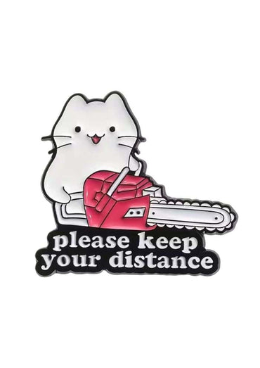 Weißer emaille pin mit süßer katze und roter kettensäge bitte halte abstand ideal für gothic kleidung und horror fans