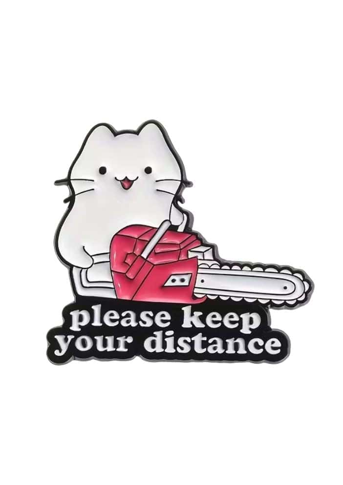 Weißer emaille pin mit süßer katze und roter kettensäge bitte halte abstand ideal für gothic kleidung und horror fans