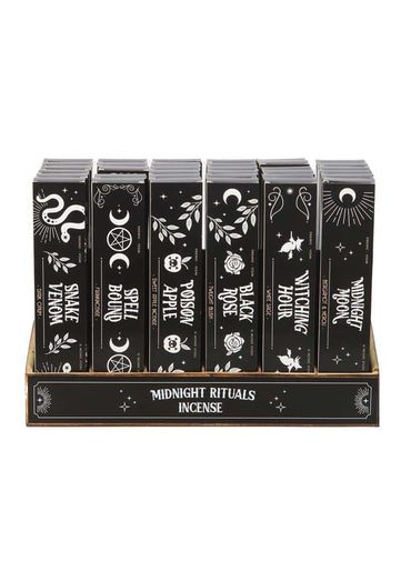 Schwarze rechteckige boxen mit midnight rituals räucherstäbchen und weißen okkulten motiven für gothic und dark fashion
