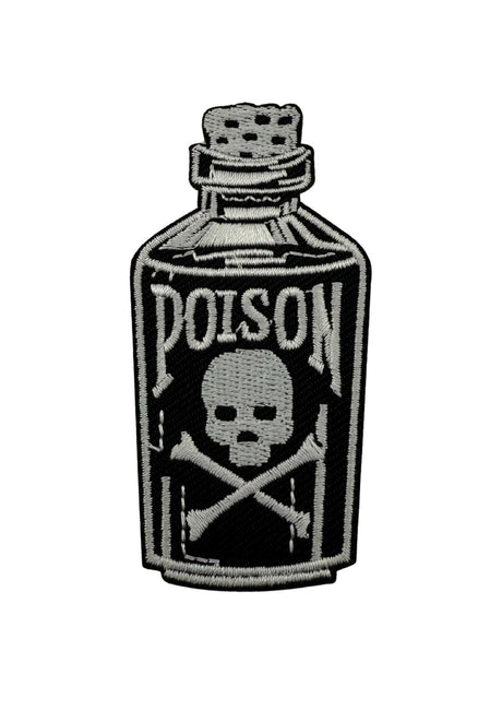 Ein schwarz-weiß gestickter Aufnäher in Form einer Giftflasche mit einem Totenkopfmuster.