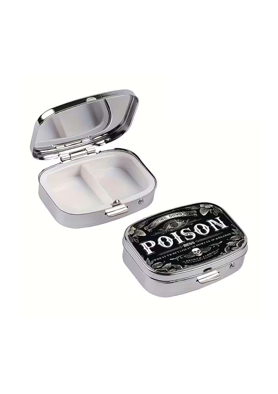Silberne rechteckige pillendose mit schwarzem und weißem poison etikett im gothic stil mit schädel und blattmustern für horror und gothic kleidung