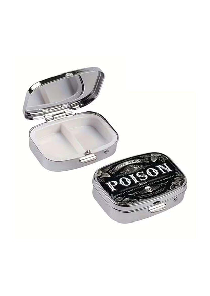 Silberne rechteckige pillendose mit schwarzem und weißem poison etikett im gothic stil mit schädel und blattmustern für horror und gothic kleidung