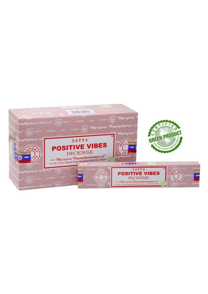 Pink rechteckige satya positive vibes räucherstäbchen box mit roter weißer etikettierung für gothic horror und dunkle mode