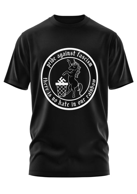 Schwarzes kurzärmliges T-Shirt mit einem weißen runden Grafikmotiv, das ein Einhorn zeigt, das einen Mülleimer mit einem Hakenkreuz tritt, umgeben von dem Text ’pride against fascism’ und ’there is no hate in our rainbow.’
