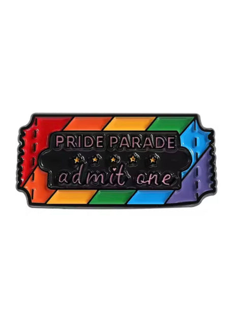 Regenbogen-Ticket-Anstecknadel mit Pride-Parade-Text und ’admit one’.