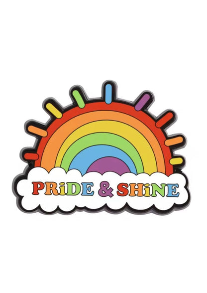 Regenbogen-Aufkleber mit buntem Farbverlauf und Wolkenhintergrund.