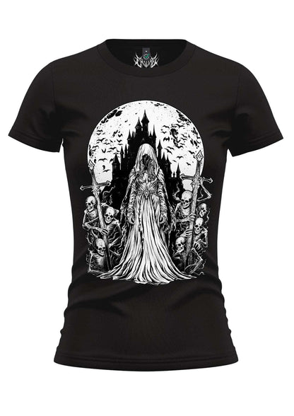 Schwarzes T-Shirt für Frauen mit einer detaillierten weißen Grafik einer geisterhaften Figur in einem langen Gewand, die vor einer Burg unter einem Vollmond steht, umgeben von Skeletten, die Kreuze halten.