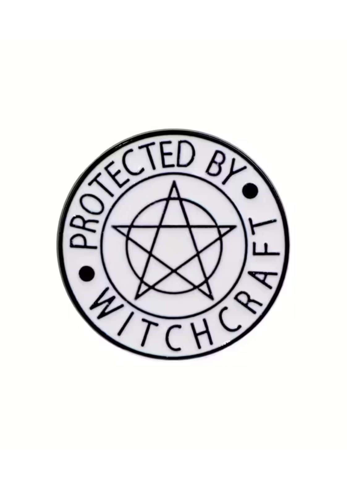 Weißer runder emaille pin mit schwarzem pentagramm und text geschützt durch hexerei im gothischen stil