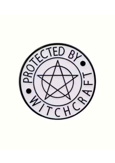 Weißer runder emaille pin mit schwarzem pentagramm und text geschützt durch hexerei im gothischen stil