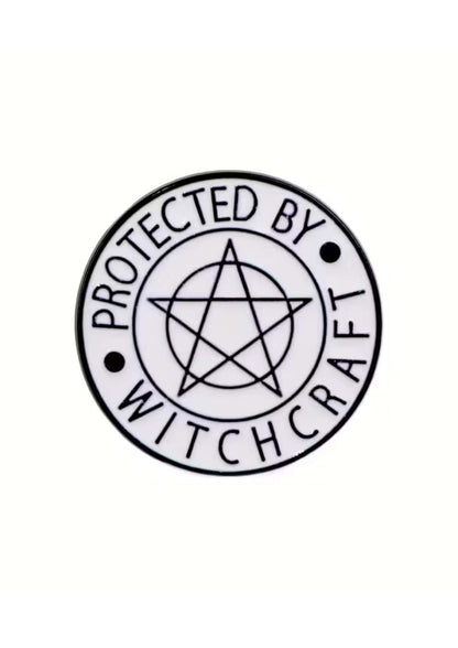 Weißer runder emaille pin mit schwarzem pentagramm und text geschützt durch hexerei im gothischen stil