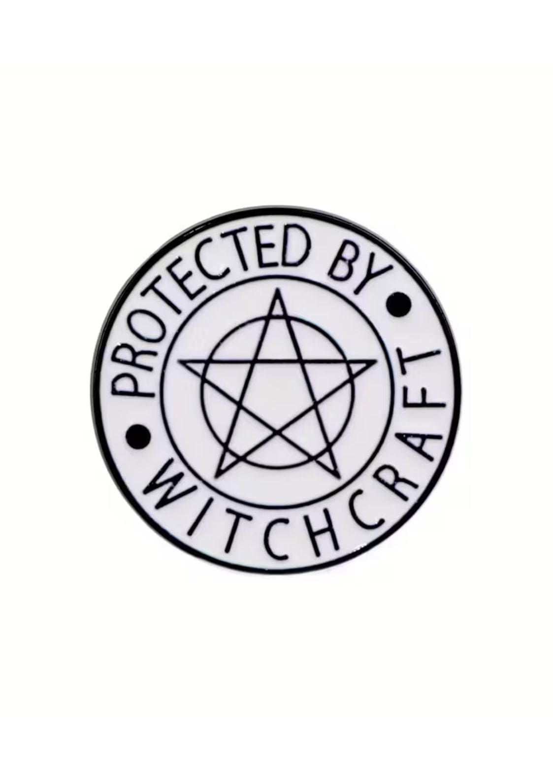 Weiße runde Emaille-Anstecknadel mit schwarzem Pentagramm und Text.