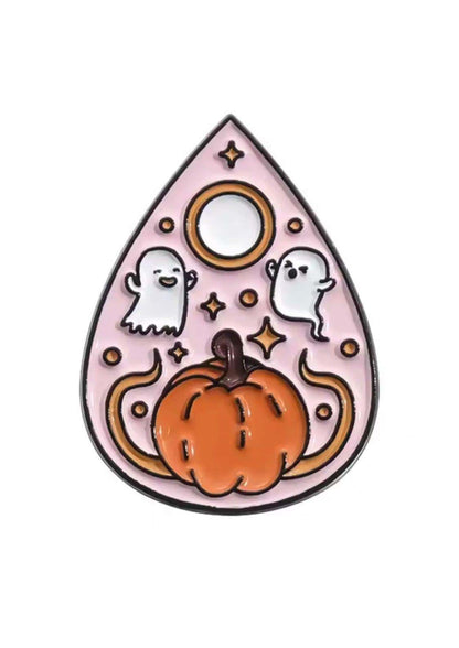 Rosa tropfenförmiger enamel pin mit orangenem kürbis, zwei weißen geistern und goldenen sternen perfekte ergänzung gothic pin detailliertes design