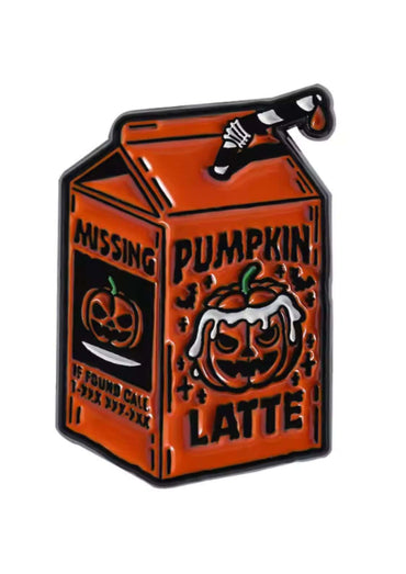 Pumpkin latte enamel pin mit jack-o-lantern design in orange und schwarz für gothic und horror fans