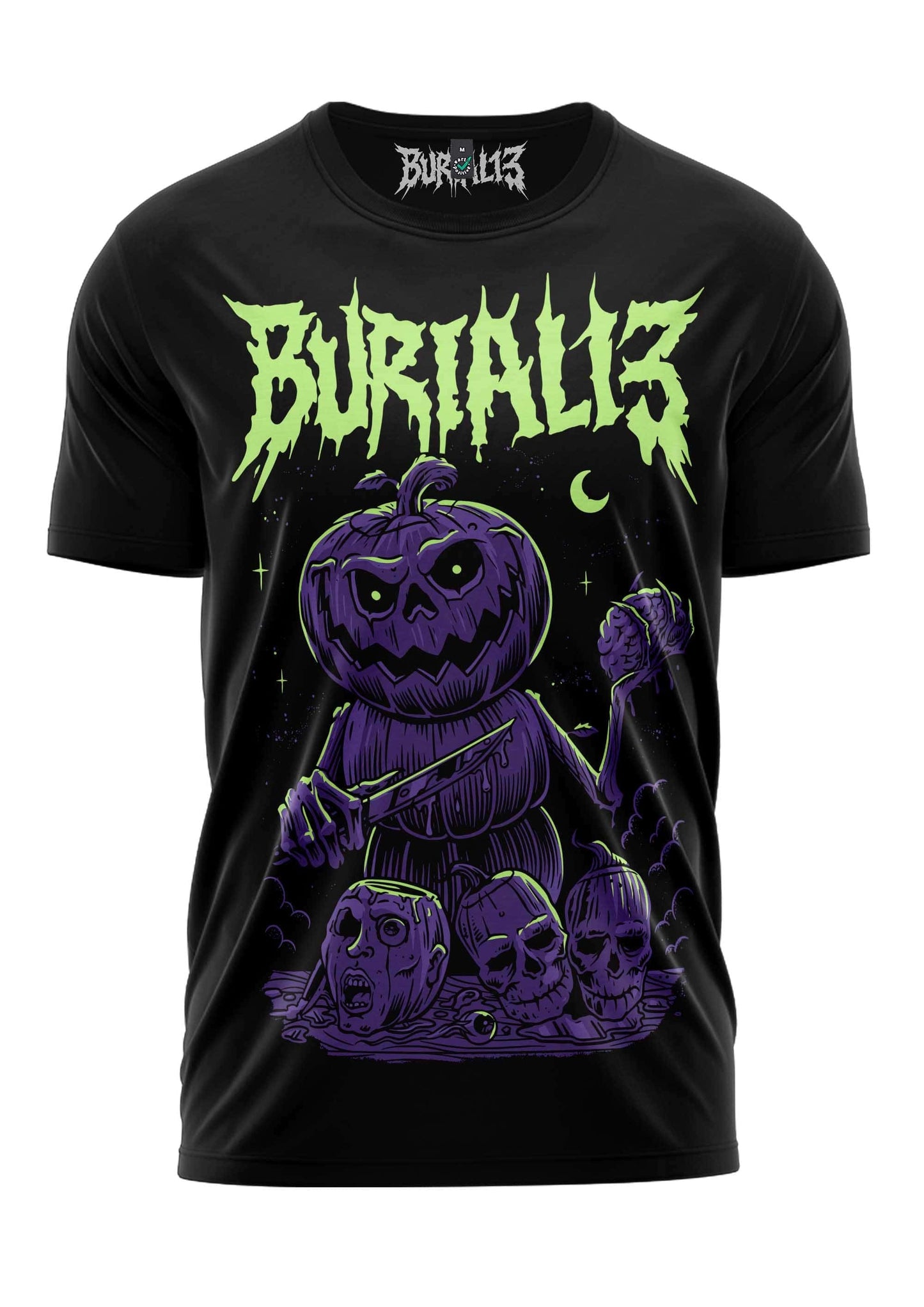 Schwarzes kurzärmliges T-Shirt mit einer gruseligen lila Kürbis-Figur, leuchtendem grünem Text ’burialis’ darüber und Totenköpfen darunter, designed von der Marke burialis.