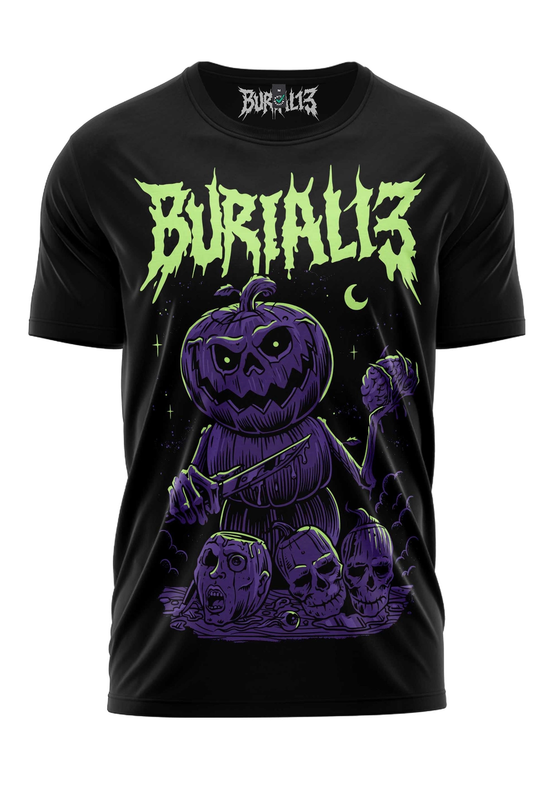 Schwarzes kurzärmliges T-Shirt mit einer gruseligen lila Kürbis-Figur, leuchtendem grünem Text ’burialis’ darüber und Totenköpfen darunter, designed von der Marke burialis.