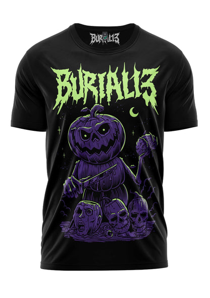 Schwarzes kurzärmliges T-Shirt mit einer gruseligen lila Kürbis-Figur, leuchtendem grünem Text ’burialis’ darüber und Totenköpfen darunter, designed von der Marke burialis.