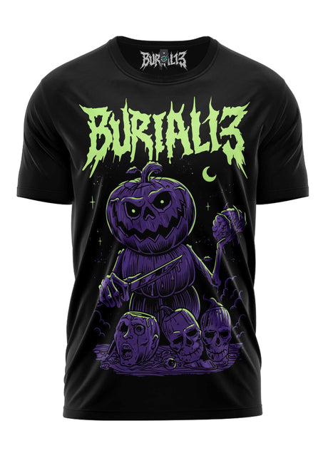 Schwarzes kurzärmliges T-Shirt mit einer gruseligen lila Kürbis-Figur, leuchtendem grünem Text ’burialis’ darüber und Totenköpfen darunter, designed von der Marke burialis.