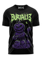 Schwarzes kurzärmliges T-Shirt mit einer gruseligen lila Kürbis-Figur, leuchtendem grünem Text ’burialis’ darüber und Totenköpfen darunter, designed von der Marke burialis.