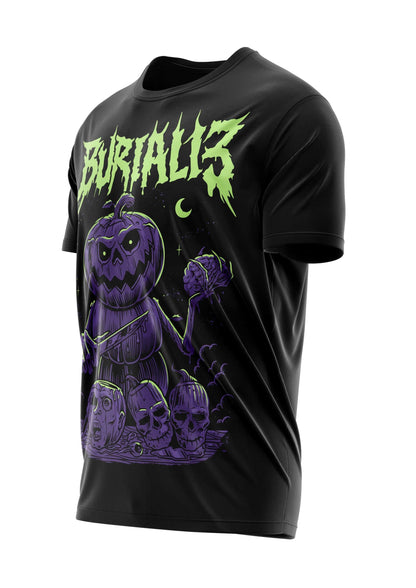 Schwarzes kurzärmeliges T-Shirt mit einem gruseligen Grafikmotiv einer lila Kürbis-Figur mit leuchtendem grünem Text ’burialis’ darüber und Totenköpfen darunter.