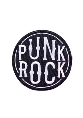 Punk-Rock-Patch mit schwarz-weißem Design, kreisförmige Form.