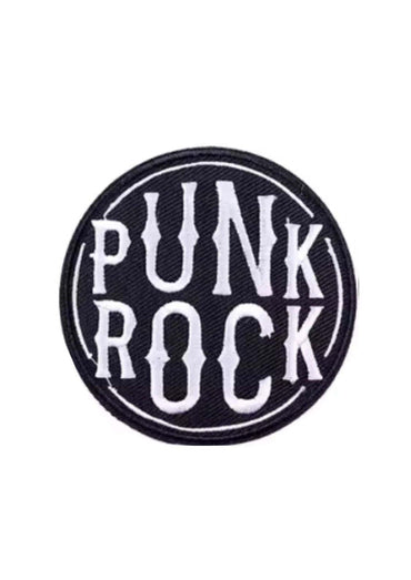 Punk rock patch mit schwarzem und weißem kreisförmigem design für gothic und horror stil