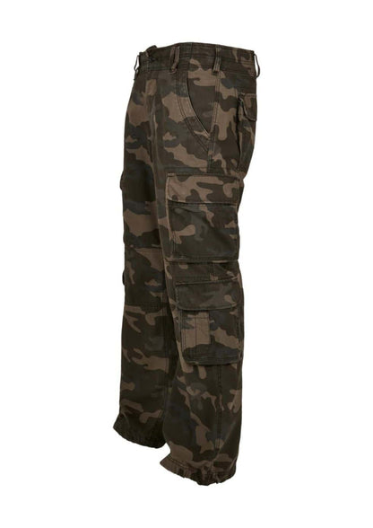 Dunkelgrüne und braune Tarn-Cargohosen mit mehreren Taschen.