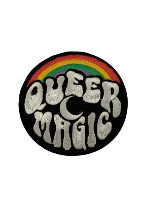 Gestickter Aufnäher mit einem Regenbogen und dem Text ’QUEER MAGIC’.