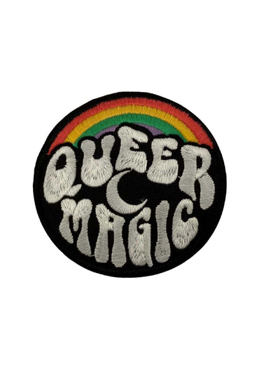 Bestickter patch mit regenbogen und queer magic text in bunten farben für gothic und horror stile
